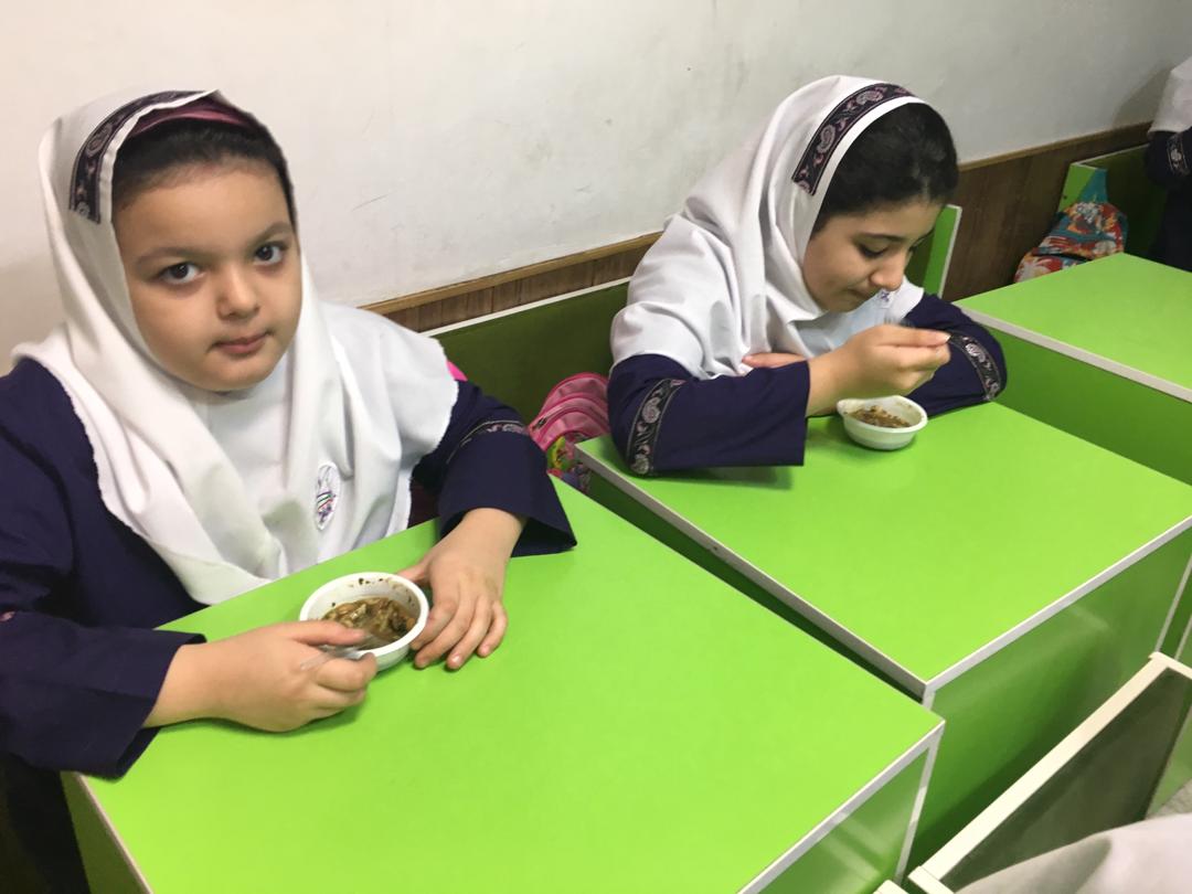 کنفرانس هلیا رسولی در مورد فواید مواد غذایی و پذیرایی از دوستانش